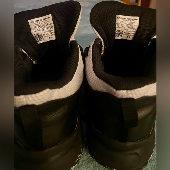 Under Armour Zone Unisex Basketball Shoe - Picture 9 of 11
